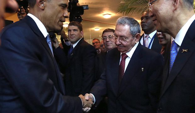 Cuban President Raul Castro and US President Barack Obama shake hands moments before the opening ceremony of the VII Americas Summit, in Panama City on April 10, 2015. (AFP Photo/Presidencia Panama)