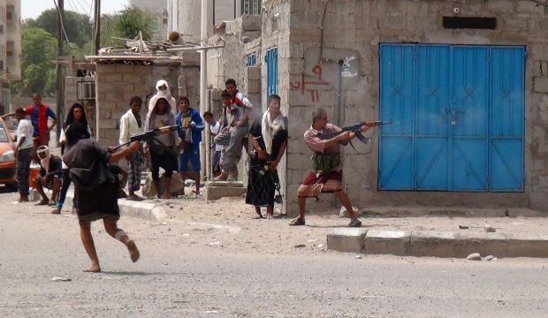 Yemeni supporters of the southern separatist movement fire towards Houthi rebels (unseen) during clashes in the northern Dar Saad neighbourhood of the southern Yemeni city of Aden on April 8, 2015.  (AFP Photo/Saleh Al-Obeidi)