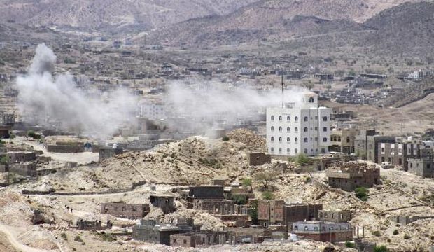 Smoke billows as supporters of exiled Yemeni President Abd Rabbuh Mansur Hadi clash with Shi’ite Houthi rebels on the outskirts of the Taiz province, Yemen, on May 3, 2015. (AFP Photo/Taha Saleh)