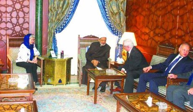 UNESCO Director-General Irina Bokova (L) and Al-Azhar Grand Sheikh Ahmed Al-Tayeb (C-R) meet at Al-Azhar University in Cairo, Egypt, on May 13, 2015. (Asharq Al-Awsat)