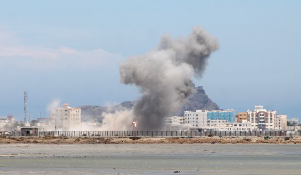 Smoke billows as supporters of exiled Yemeni President Abd Rabbuh Mansur Hadi continue to clash with Houthi rebels in the Khor Maksar neighborhood of Aden, on May 3, 2015. (AFP/Saleh Al-Obeid)