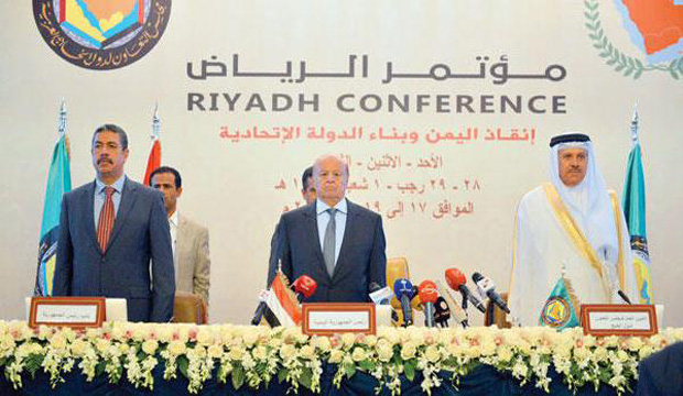 Yemeni Vice President Khaled Bahah (R), Yemeni President Abd Rabbuh Mansur Hadi (C) and GCC Secretary-General Abdullatif Al-Zayani at the Riyadh conference on Yemen in Riyadh, Saudi Arabia, on May 19, 2015. (SPA)