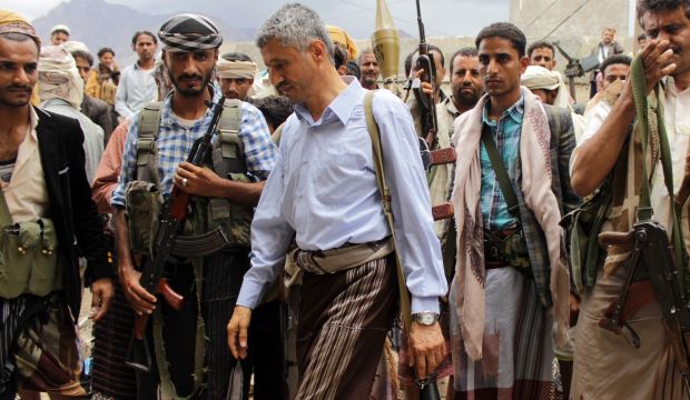 Hammud Said Al-Mikhlafi (C), Yemeni commander of the Popular Resistance Committees loyal to President Hadi, in the southern city of Taiz on May 4, 2015. (AFP Photo/Abdel Rahman Abdallah)