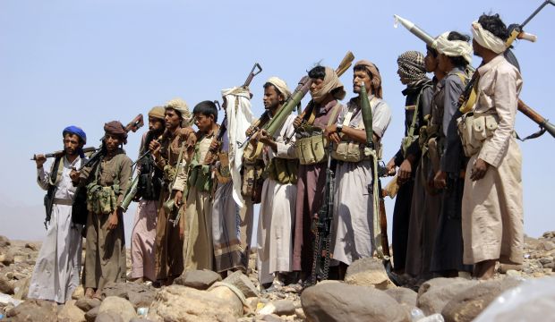 Yemeni fighters loyal to President Abd Rabbuh Mansur Hadi stand in position during clashes with Houthi rebels in Ma'rib province on May 15, 2015. (AFP Photo/STR)