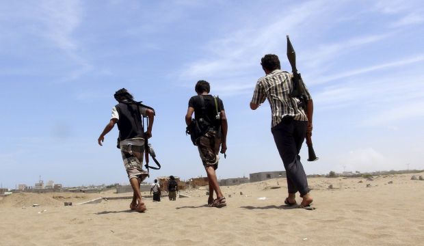 Anti-Houthi fighters of the Southern Popular Resistance walk to the frontline of their fight against Houthi fighters in Al-Memdara district of Yemen's southern port city of Aden, on June 2, 2015. (Reuters/Stringer)