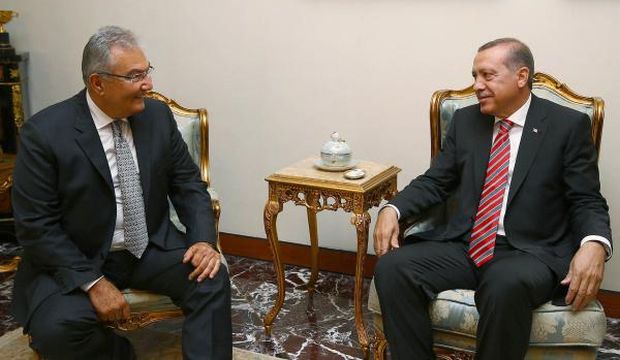 Former Republican People's Party (CHP) leader and newly re-elected MP Deniz Baykal (L) meets Turkish President Recep Tayyip Erdoğan at the foreign minister's residence on June 10, 2015 in Ankara as Turkey's political forces weigh up coalition options after legislative elections. (AFP Photo/HO/Presidential Press Office/Kayhan Ozer)