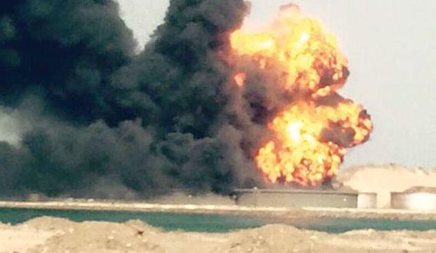 An explosion is seen at an oil refinery in the Al-Buraiqa area in Aden province, Yemen, on June 27, 2015, after Houthi militias allegedly attacked the facility with Russian-made Katyusha rockets. (Asharq Al-Awsat)
