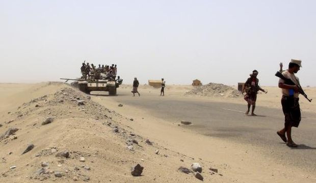 Yemeni volunteer fighters loyal to President Abd Rabbuh Mansur Hadi comb an area at the frontline of their fighting against Houthi fighters in Yemen's southern city of Aden on June 17, 2015. (Reuters/Stringer)