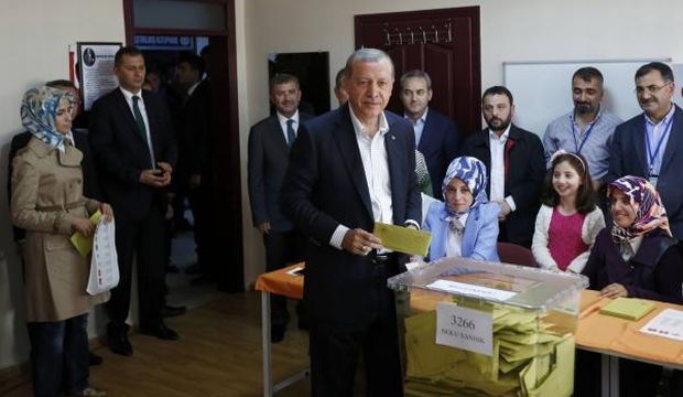 Turkish President Tayyip Erdogan cast his ballot at a polling station during the parliamentary election in Istanbul, Turkey, June 7, 2015. (Reuters)