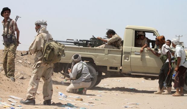 Yemeni members of the southern separatist movement, loyal to President Abd Rabbuh Mansur Hadi, keep position in Aden's suburbs, on June 3, 2015. (AFP Photo/Saleh Al-Obeidi)