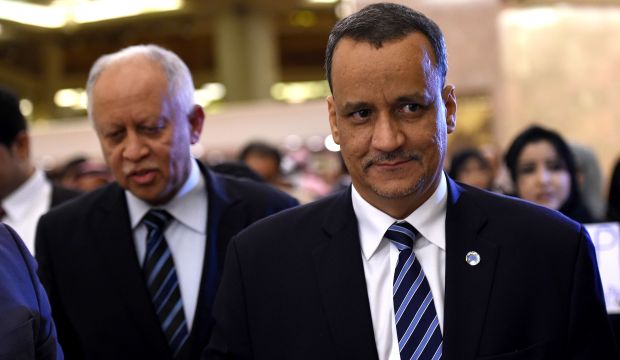 UN's envoy to Yemen, Ismail Ould Cheikh Ahmed (R), walks alongside Yemeni Foreign Minister Riyadh Yassin before their meeting in the Saudi capital Riyadh on July 1, 2015. (AFP PHOTO / FAYEZ NURELDINE)