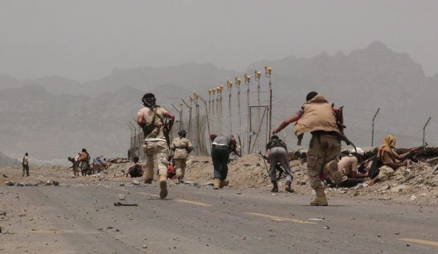 Southern militiamen loyal to Yemen's exiled President Abd Rabbuh Mansur Hadi run to take up positions during clashes with Houthi fighters in the southern port city of Aden, Yemen, on July 14, 2015. (EPA/STR)