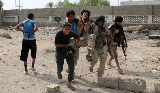 Yemeni fighters loyal to exiled President Abd Rabbuh Mansur Hadi evacuate an injured comrade during clashes with Shi'ite Houthi rebels on July 16, 2015 in the center of the southern Yemeni city of Aden. (AFP PHOTO / SALEH AL-OBEIDI)