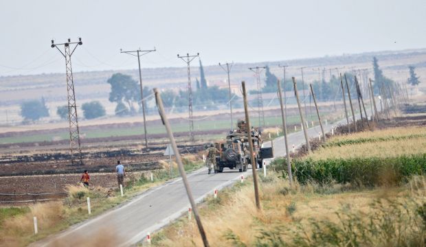 Turkish tanks patrol near Syria border line near Kilis, southeastern Turkey, on 24 July 2015. (EPA/DENIZ TOPRAK)
