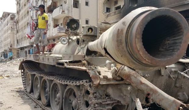 A fighter loyal to Yemen's exiled President Abd Rabbuh Mansur Hadi stands on a tank in Yemen's second city of Aden, on July 30, 2015. (AFP Photo/Stringer)