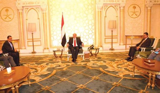 Yemen’s President Abd Rabbuh Mansur Hadi (C), Prime Minister and Vice President Khaled Bahah (R), and United Nations Special Envoy to Yemen Ismail Ould Cheikh Ahmed (L) meet in the Saudi capital Riyadh, on July 26, 2015. (Asharq Al-Awsat)