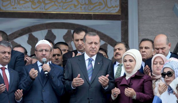 Turkish President Tayyip Erdoğan (C), accompanied by his wife Emine Erdoğan (3rd R), prays during the opening ceremony of Kibledagi mosque in Rize, Turkey, on August 14, 2015. (REUTERS/Stringer)