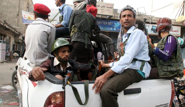 Militants loyal to Yemen's exiled government ride on the back of a pick-up truck during fighting with Houthi militiamen in Yemen's central city of Taiz on August 18, 2015. (REUTERS/Stringer)