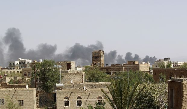 Smoke billows following airstrikes by the Saudi-led coalition on a weapons depot at a military airport, currently controlled by Yemeni Shi'ite Houthi rebels, in the capital Sana'a on August 20, 2015. (AFP PHOTO / MOHAMMED HUWAIS)