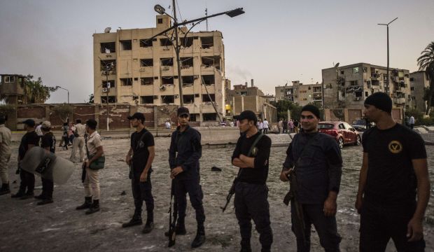 Egyptian riot policemen stand in front of the damaged national security building in northern Cairo's district of Shubra Al-Kheima on August 20, 2015. (AFP PHOTO / KHALED DESOUKI)