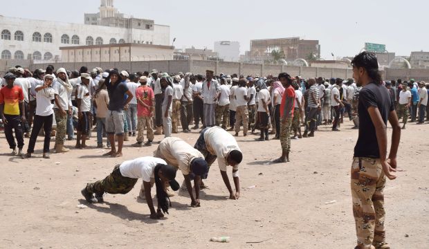 Yemeni men, loyal to exiled President Abd Rabbuh Mansur Hadi, take part in a military training in the city of Aden on August 29, 2015. (AFP PHOTO / SALEH AL-OBEIDI)