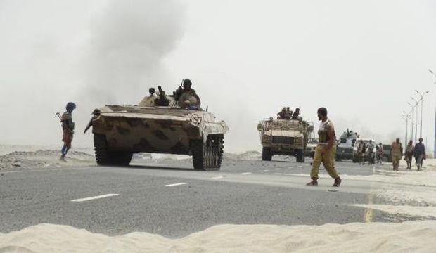 Southern Popular Resistance fighters loyal to Yemen's President Abd Rabbuh Mansur Hadi gather on a road leading to Yemen's southern province of Abyan, on August 8, 2015. (Reuters/Stringer)