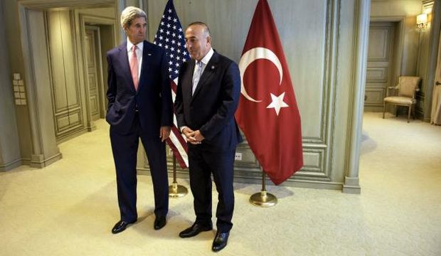 US Secretary of State John Kerry (L) and Turkey's Foreign Minister Mevlüt Çavuşoğlu wait for a meeting in Kuala Lumpur, Malaysia, on August 5, 2015. (Reuters/Brendan Smialowski/Pool) 