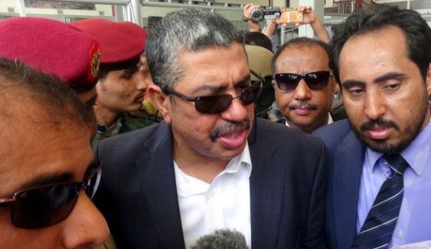 Yemen's Vice President Khaled Bahah (C) speaks to reporters upon his arrival at Aden’s airport, Aden, Yemen, on August 1, 2015. (Reuters/Stringer)