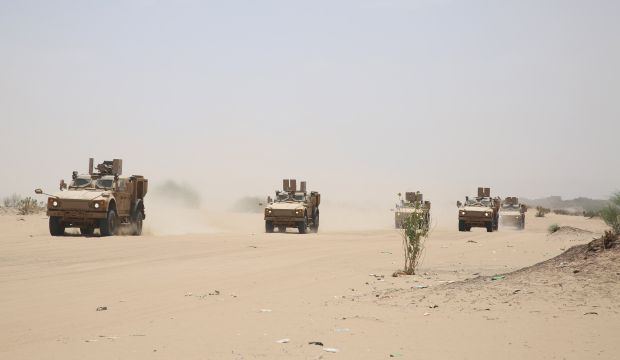 Pro-government forces loyal to Yemen's exiled President Abd Rabbuh Mansur Hadi drive armored vehicles in Ma'rib province, east of the capital, Sana'a, on September 8, 2015. (AFP PHOTO / ABDULLAH HASSAN)