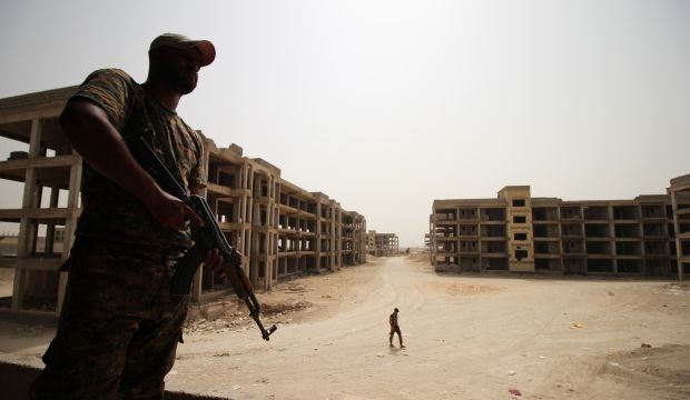Members of the Popular Mobilization units hold a position in the Al-Hayakel area on the eastern outskirts of Fallujah during a military operation conducted with government forces against Islamic State of Iraq and Syria (ISIS) group militants on September 10, 2015. (AFP PHOTO / HAIDAR MOHAMMED ALI)