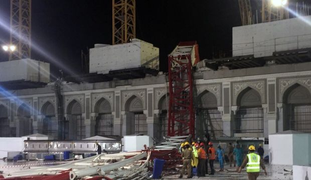 Saudi emergency teams stand next to a construction crane after it crashed into the Grand Mosque of Saudi Arabia's holy Muslim city of Mecca on September 11, 2015. (AFP PHOTO / STR)