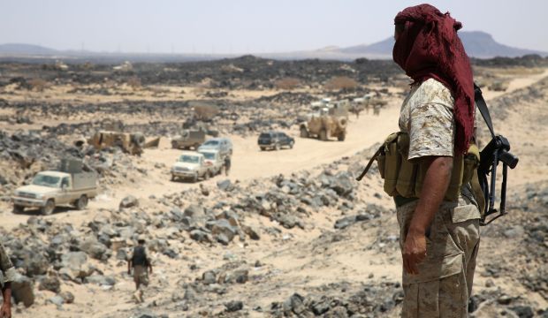 Armed Yemeni tribesmen from the Popular Resistance supporting forces loyal to Yemen's President Abd Rabbuh Mansur Hadi, hold a position in Marib province, east of the capital Sanaa, on September 16, 2015. (AFP PHOTO / ABDULLAH HASSAN)
