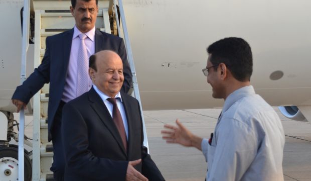 Yemeni President Abd Rabbuh Mansur Hadi (2L) arrives at an airbase adjoining the civilian airport in Yemen's war-ravaged southern city of Aden on September 22, 2015. (AFP PHOTO / STR)