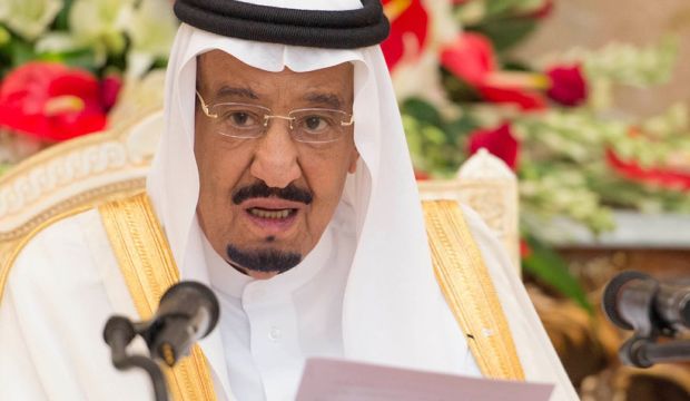A handout picture provided by the Saudi Press Agency (SPA) shows Saudi King Salman Bin Abdulaziz delivering a speech at the Royal Palace in Mecca on September 24, 2015. (AFP PHOTO / SPA)