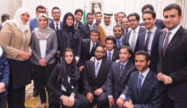 Saudi Arabia's King Salman Bin Abdulaziz (C) meets with Saudi students based at US universities, at his resident in Washington DC, United States, on September 5, 2015. (Saudi Press Agency)