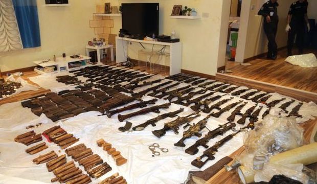 A handout photo released by the Kuwaiti news agency KUNA on August 13, 2015 shows Kuwaiti police standing next to seized weapons in the capital Kuwait City. (AFP Photo/HO/KUNA)