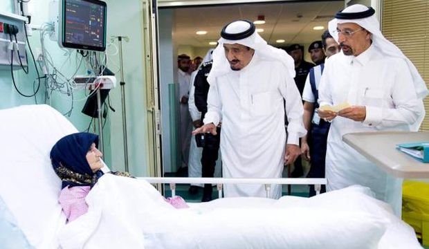 A handout picture provided by the Saudi Press Agency (SPA) on September 12, 2015 shows Saudi Arabia’s King Salman Bin Abdulaziz (C) visiting a wounded woman at a hospital in Saudi Arabia's Muslim holy city of Mecca, following a deadly crane collapse at the Grand Mosque in Mecca which killed 107 people and injured 238. (AFP Photo/SPA)