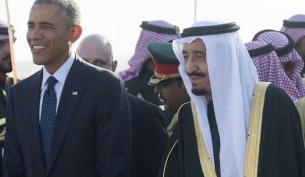 US President Barack Obama is greeted by Saudi Arabia's King Salman Bin Abdulaziz at the King Khalid International Airport in Riyadh, Saudi Arabia, on January 27, 2015. (AFP Photo)