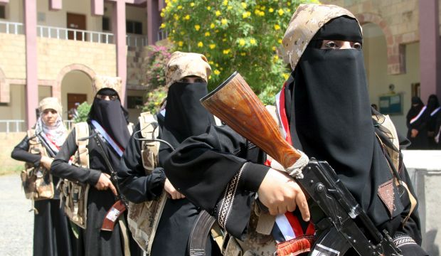 Fighters of the Popular Resistance stand during a graduation ceremony of the affiliate special forces of the Popular Resistance, in Yemen's southwestern city of Taiz on October 8, 2015. (REUTERS/Stringer)