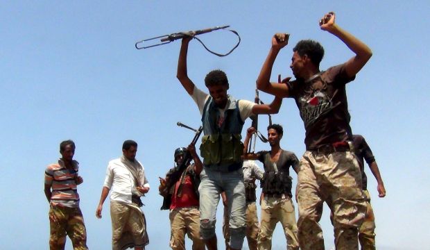 Militants loyal to Yemen's government dance with their weapons on a road in the coastal town of Dhubab in the Yemeni governorate of Taiz, on October 9, 2015. (REUTERS/Stringer)