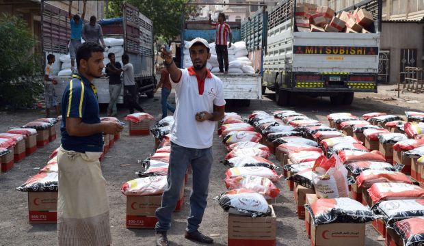Yemenis unload food parcels provided by the Red Crescent on October 28, 2015, in the southern port city of Aden. (AFP PHOTO / SALEH AL-OBEIDI)