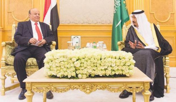Saudi Arabia’s King Salman Bin Abdulaziz (R) meets with Yemen’s President Abd Rabbuh Mansur Hadi at the Al-Salam Palace in Jeddah, Saudi Arabia, on October 5, 2015. (Saudi Press Agency)