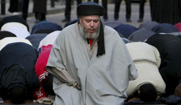Muslim cleric, Abu Hamza Al-Masri, is seen leading prayers outside the North London Central Mosque, in Finsbury Park, north London in this January 24, 2003 file photograph. (REUTERS/Toby Melville)