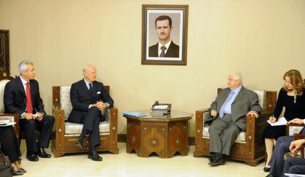 A handout picture provided by the Syrian Arab News Agency (SANA) shows Syrian Deputy Prime Minister and Foreign Minister Walid Al-Mouallem (C-R) meeting with United Nations special envoy for Syria Staffan de Mistura (C-L), during a brief visit in the Syrian capital Damascus on November 1, 2015. (AFP Photo/HO/ SANA)