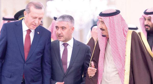 The Custodian of the Two Holy Mosques receiving President Erdogan in Riyadh yesterday, the deputy crown prince can also be seen (SPA)