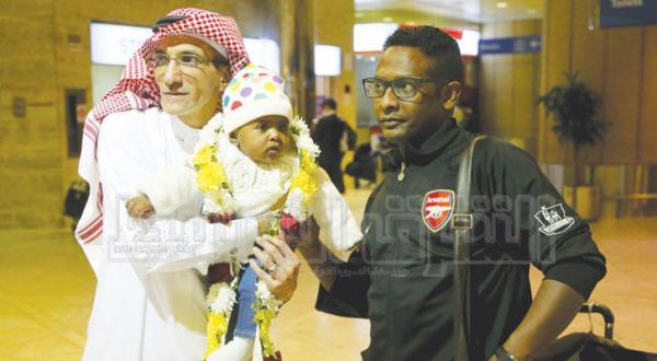The manager of King Khalid International Airport in Riyadh Yusuf Al-Abdan carries the child of a Saudi diplomatic mission member returning from Iran yesterday after the Saudi government’s decision to sever ties with Tehran (Photo: Meshaal Qadeer)