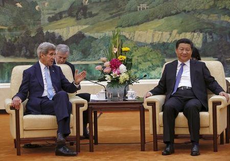 U.S. Secretary of State John Kerry (L) talks with Chinese President Xi Jinping at the Great Hall of the People in Beijing, China, May 17, 2015.  REUTERS/Kim Kyung-Hoon