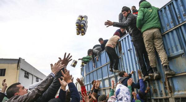 Syrian Refugees at Bab al-Salam, crowding on Turkish borders to recieve humanitarian aid from Turkish relief organizations