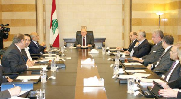 Tammam Salam chairing a session for the Lebanese ministers in Beirut