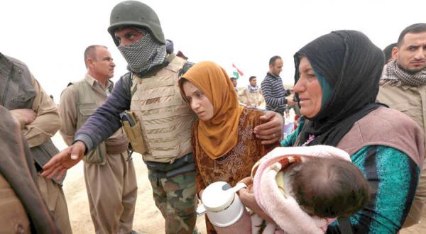 Iraqi families escape clash zones, exhausted, of ISIS and Iraqi security forces A.F.P